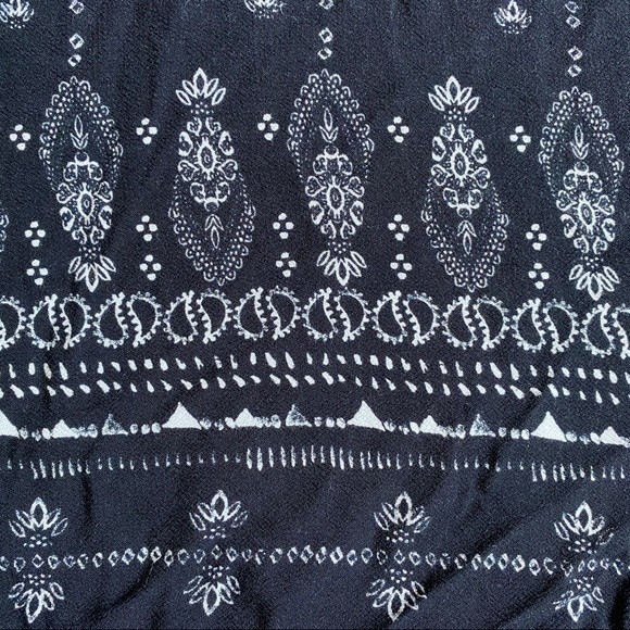 Casual Black Shift Dress with White Patterning - Picture 3 of 3